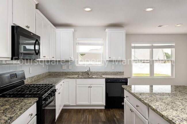 Building Photo - Spacious 3-Bed Home with Loft, Modern Kitc...