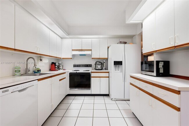 Building Photo - 12750 SW 4th Ct