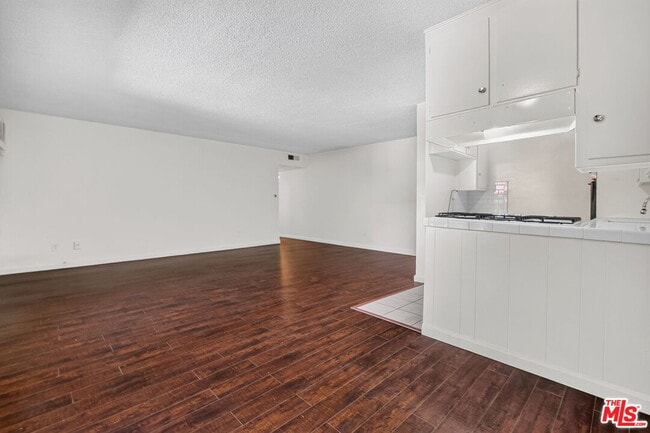 Building Photo - 15540 Moorpark St