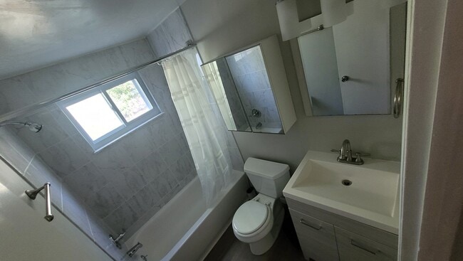 Building Photo - 2184 Hemlock Dr