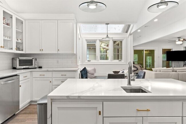 Building Photo - 1703 Meadowbrook Dr