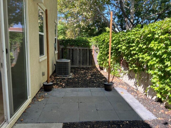 Building Photo - Modern 3 Bedroom 2 Bath 2 Story Vacaville Pets OK *Star Rentals