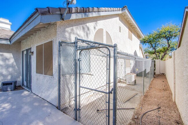 Building Photo - Beautiful 3Bed/3Bath cul-de-sac home located  in The Lakes Community with a sparkling pool and spa!