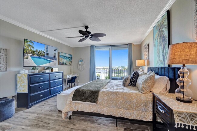 Building Photo - 3051 NE 48th St