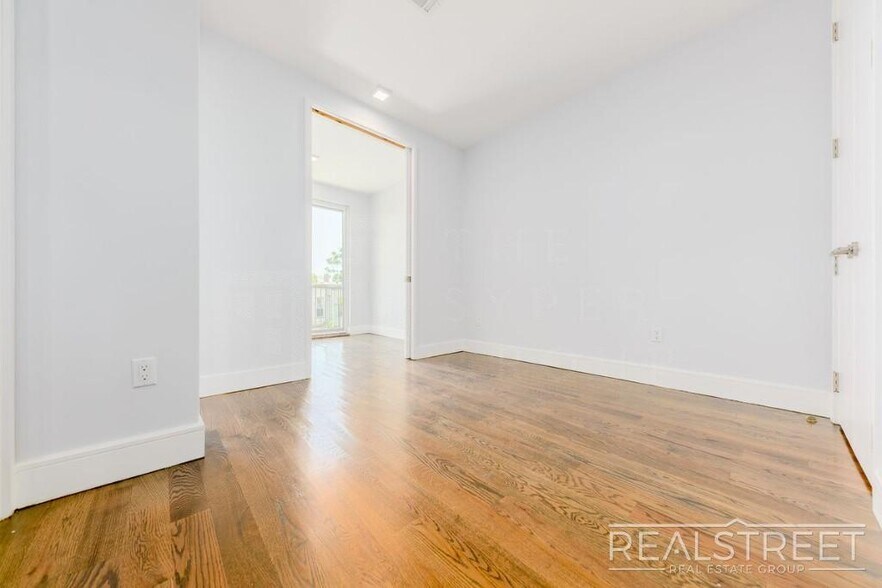 Building Photo - Luxury 2 BR in Bushwick with Roof Deck!