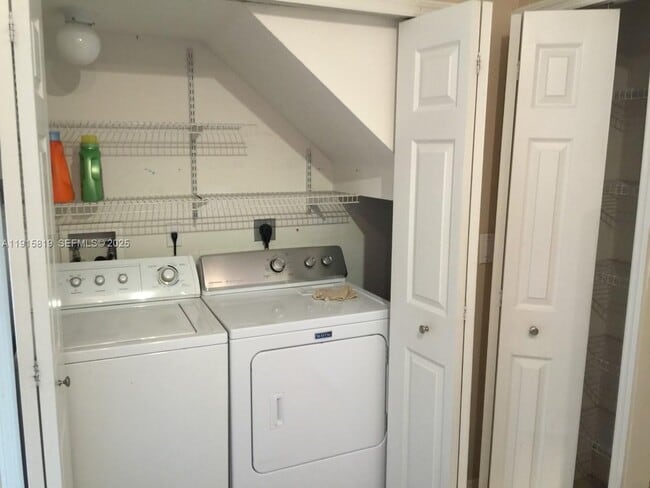 Building Photo - 6141 NW 115th Pl