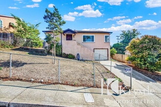 Building Photo - 114 Hollywood Ave