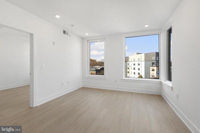Building Photo - 2000 Dreer St