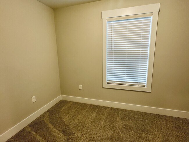 Building Photo - 200 Banks St