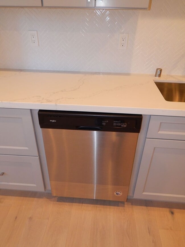 Building Photo - Rent $1900- Deluxe newer 1 Bedroom 1 Bath duplex upper level. El Sobrante