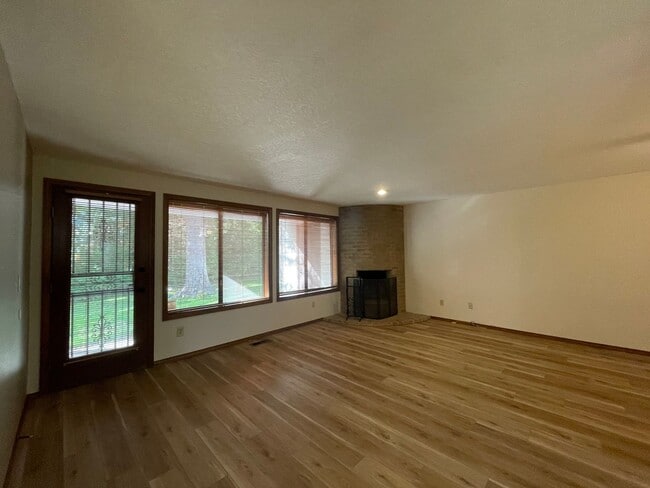 Building Photo - 2Bd/2Ba Unit Located in a Lovely Private Neighborhood in Happy Valley ~ Detached Garage, Washer &...