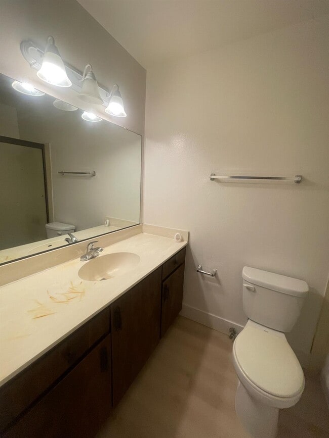 Building Photo - 1221 N Peach Ave