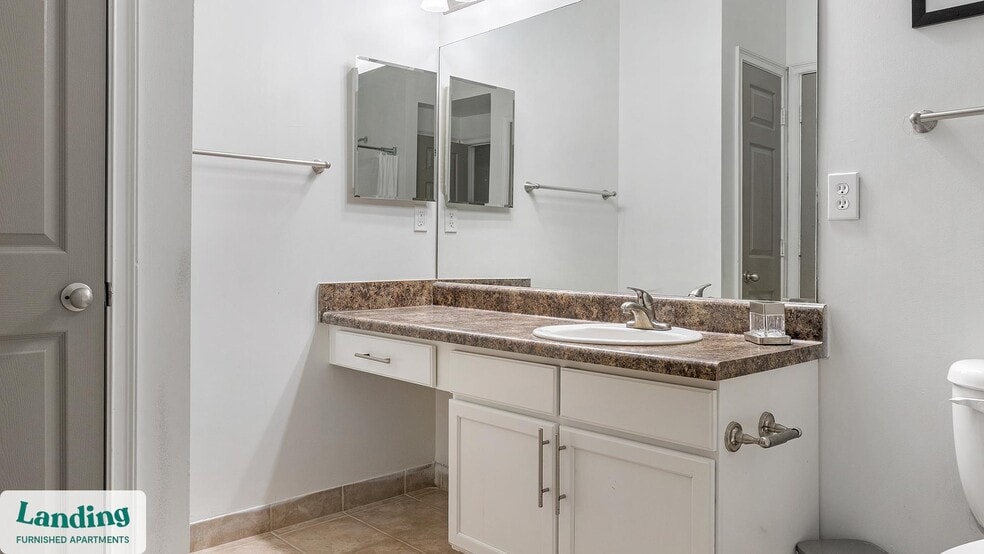 Building Photo - 925 Canterbury Rd NE