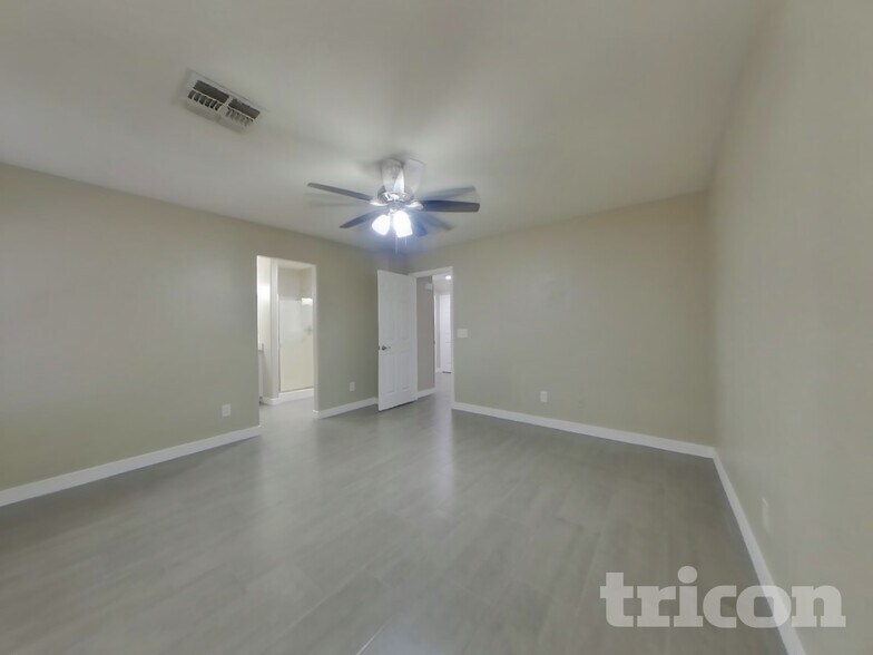 Building Photo - 11817 W Poinsettia Dr