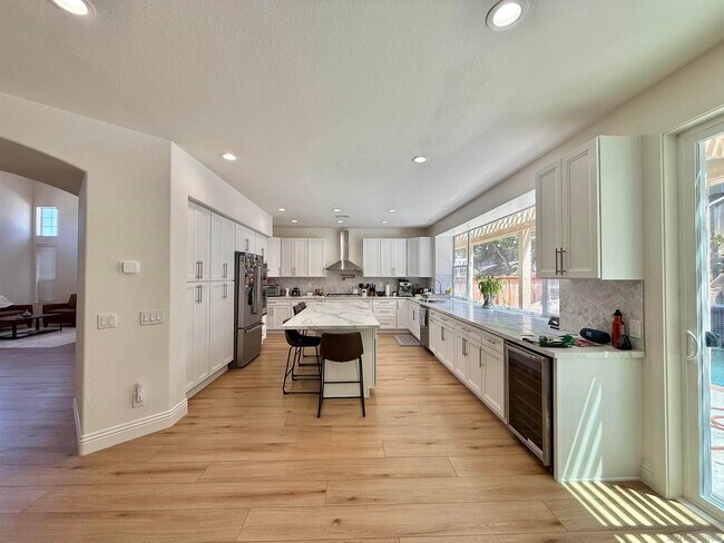 Building Photo - 5006 Palmera Dr