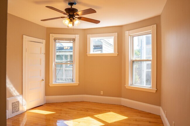 Building Photo - Charming 6 Bedroom