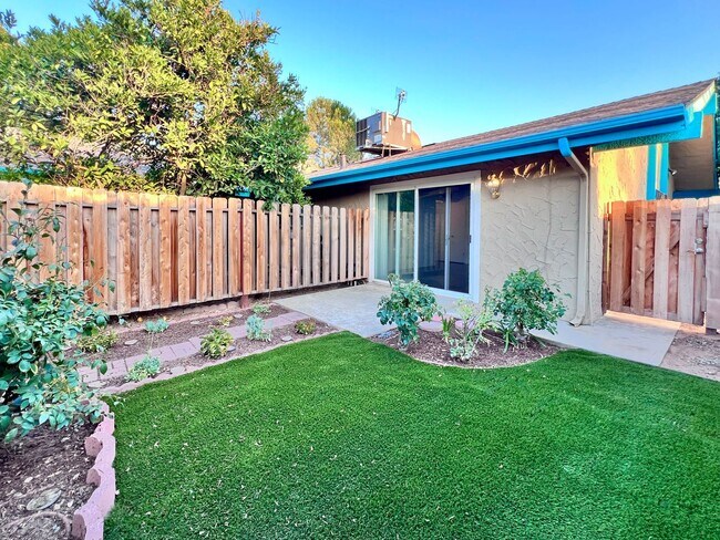 Building Photo - $1995 Gettysburg & Blackstone, 2 Bedroom Condo - Rialto Ave, Fresno / Newly Renovated