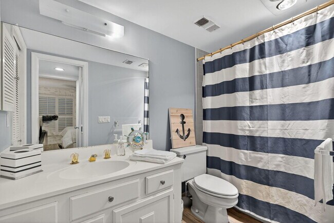 Building Photo - 390 NE Edgewater Dr