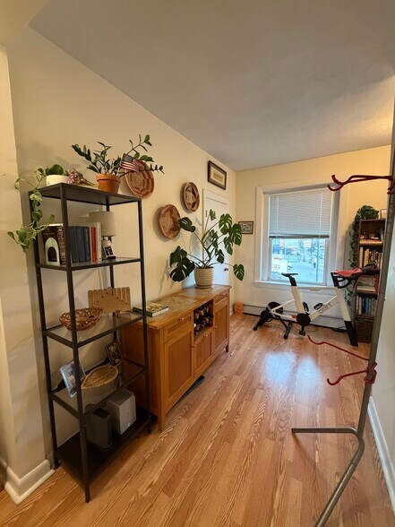 Building Photo - 2 Central St