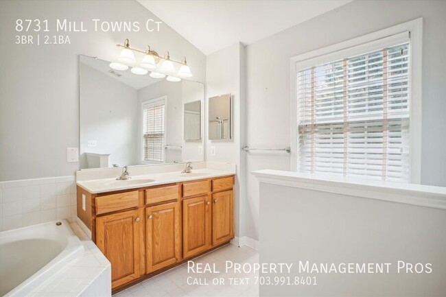 Building Photo - Bright & Spacious End-Unit Townhome – Perf...