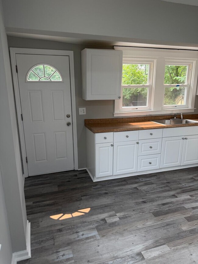 Building Photo - Recently Renovated 3-Bedroom, 1-Bath Home in Pleasantville