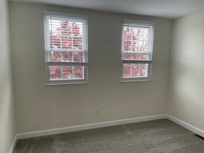 Building Photo - Beautiful 2 Bed, 1.5 Bath Townhome on the Edge of the Desirable Hill Neighborhood Available for Rent