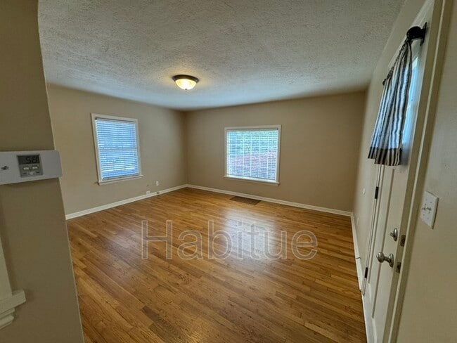 Building Photo - 1302 W Hays St