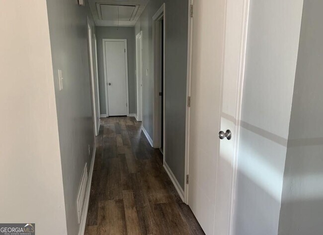 Building Photo - 19 Oak Hill Dr