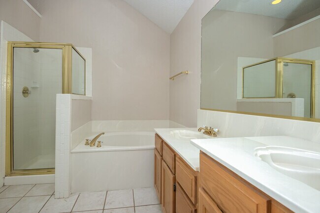 Building Photo - 2221 Baretta Dr