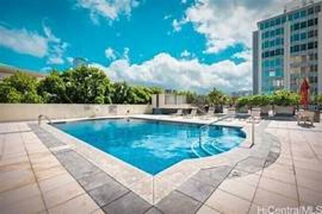 Building Photo - Experience Tranquil Condo Living at the Edge of Waikiki