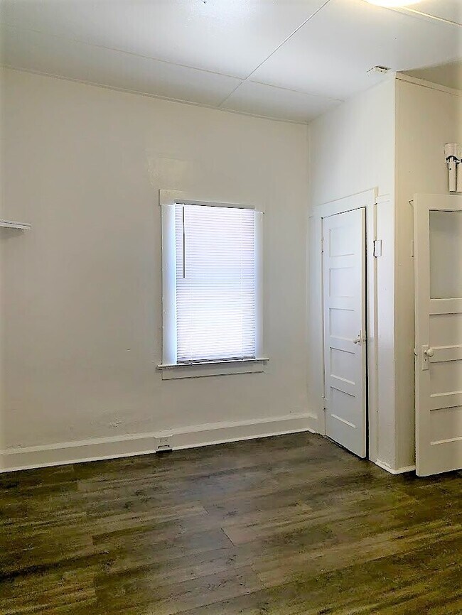Building Photo - Downtown 2 Bedroom House