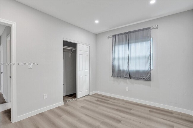 Building Photo - 6860 SW 18th Ct