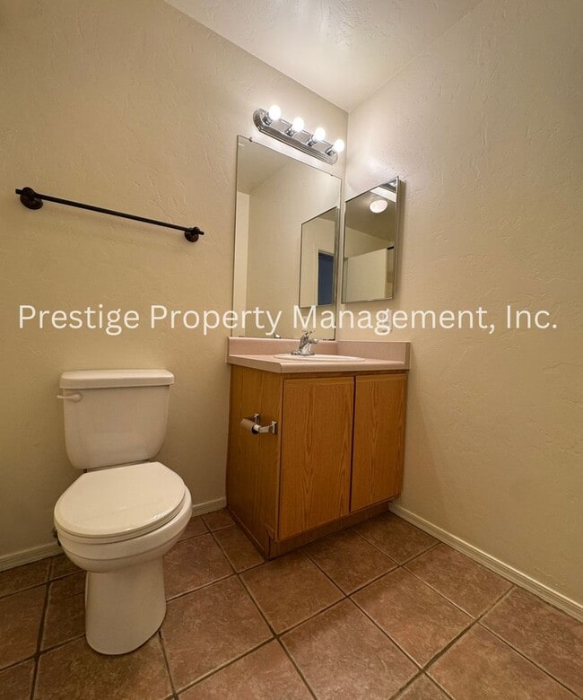 Building Photo - Cozy East Side Home W/ a Den