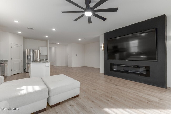 Building Photo - 8133 S 64th Ln