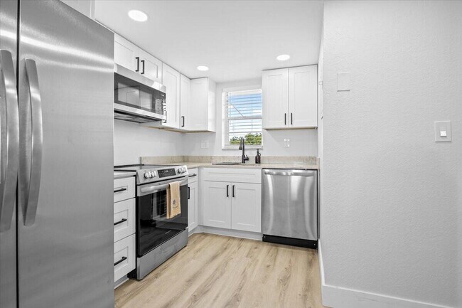 Building Photo - 3100 W Rolling Hills Cir