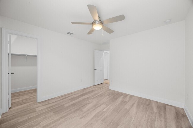 Building Photo - 528 Ayinger Ln