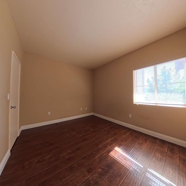 Building Photo - Lovely 2 Bed, 2 Bath Condo at South Gate!