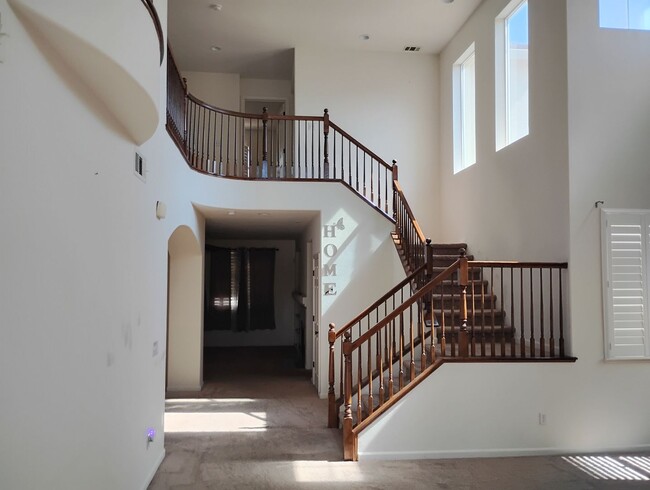 Building Photo - Spacious 6 Bedroom Home in North Merced - Solar Included!