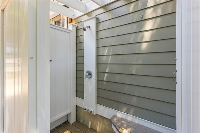 Building Photo - 710 Lighthouse Ave