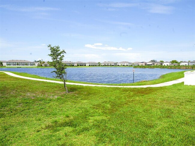 Building Photo - 402 Royal Empress Dr