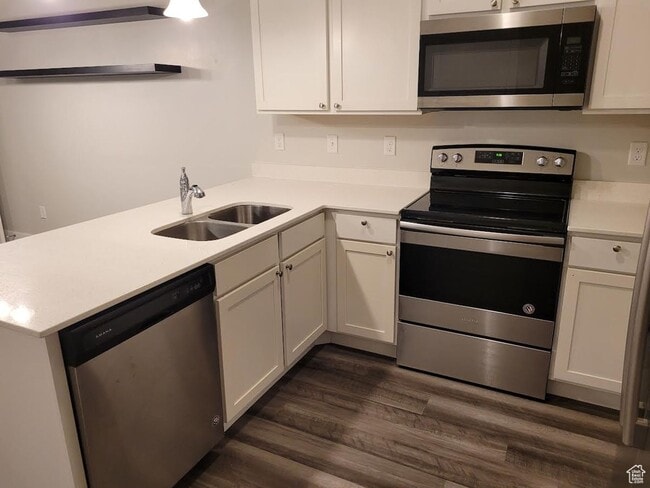 Building Photo - Modern 3 Bed / 2 Bath Condo in Amenity-Ric...
