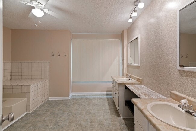 Building Photo - 4410 Goshen Lake Dr S