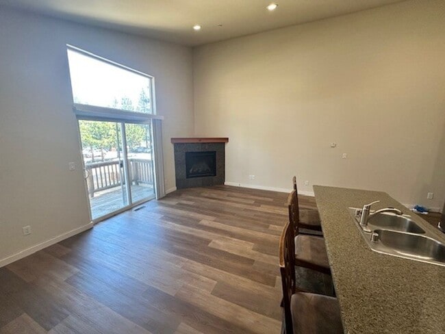 Building Photo - Lovely, recently remodeled 3Bd townhouse duplex! Available for viewing now! Call me to inquire to...