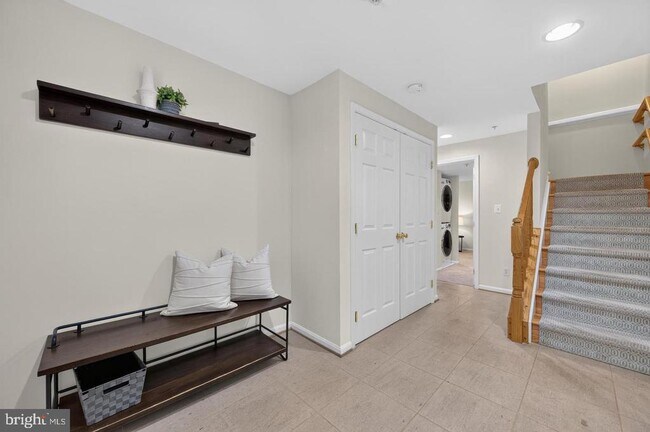 Building Photo - 122 Sanborn Pl
