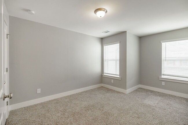 Building Photo - LEASING SPECIAL!! Townhome Available Now i...