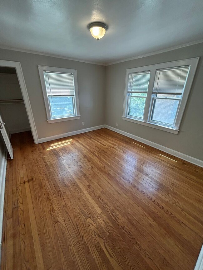 Building Photo - Charming 4-Bed Home with Fireplace & Hardw...