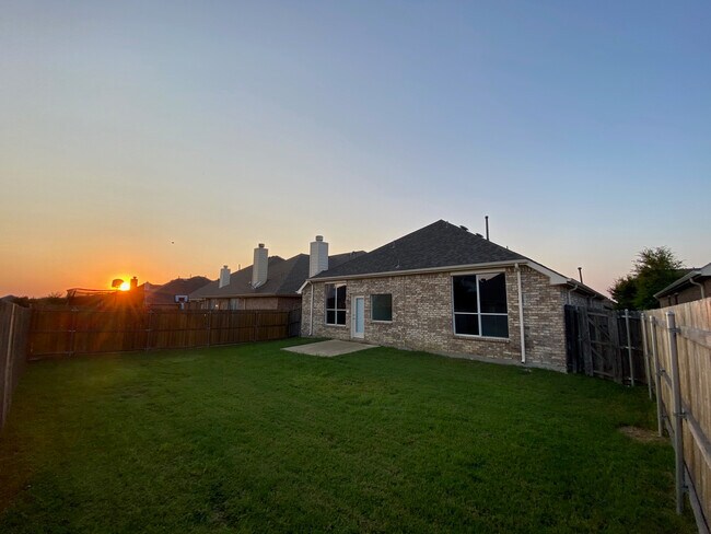 Building Photo - 2692 Lake Ridge Dr