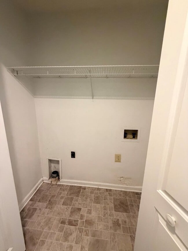 Building Photo - Sproles Ave
