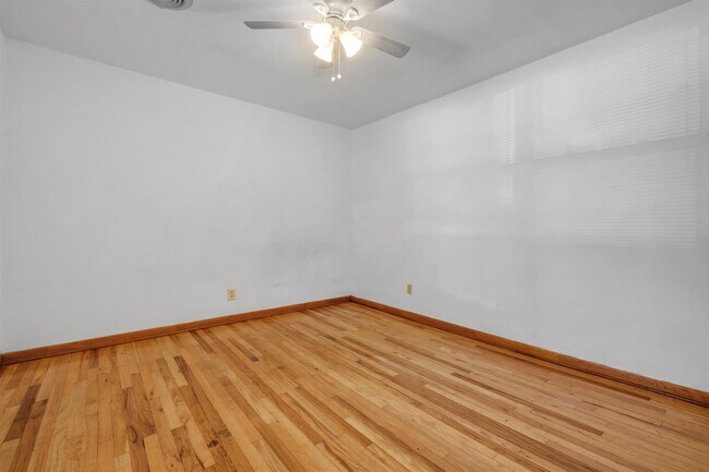 Building Photo - 123 Columbia Dr