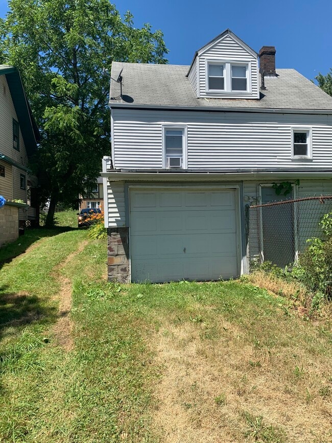 Building Photo - 1924 Maple Ave NE